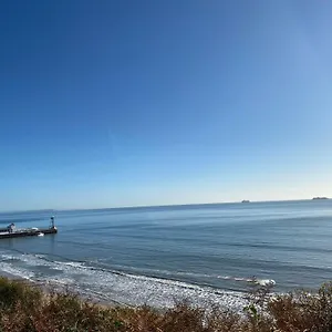 Apartment Beachfront Retreat 3 Bedroom 3 Bathroom Seaside With Free Parking, Bournemouth