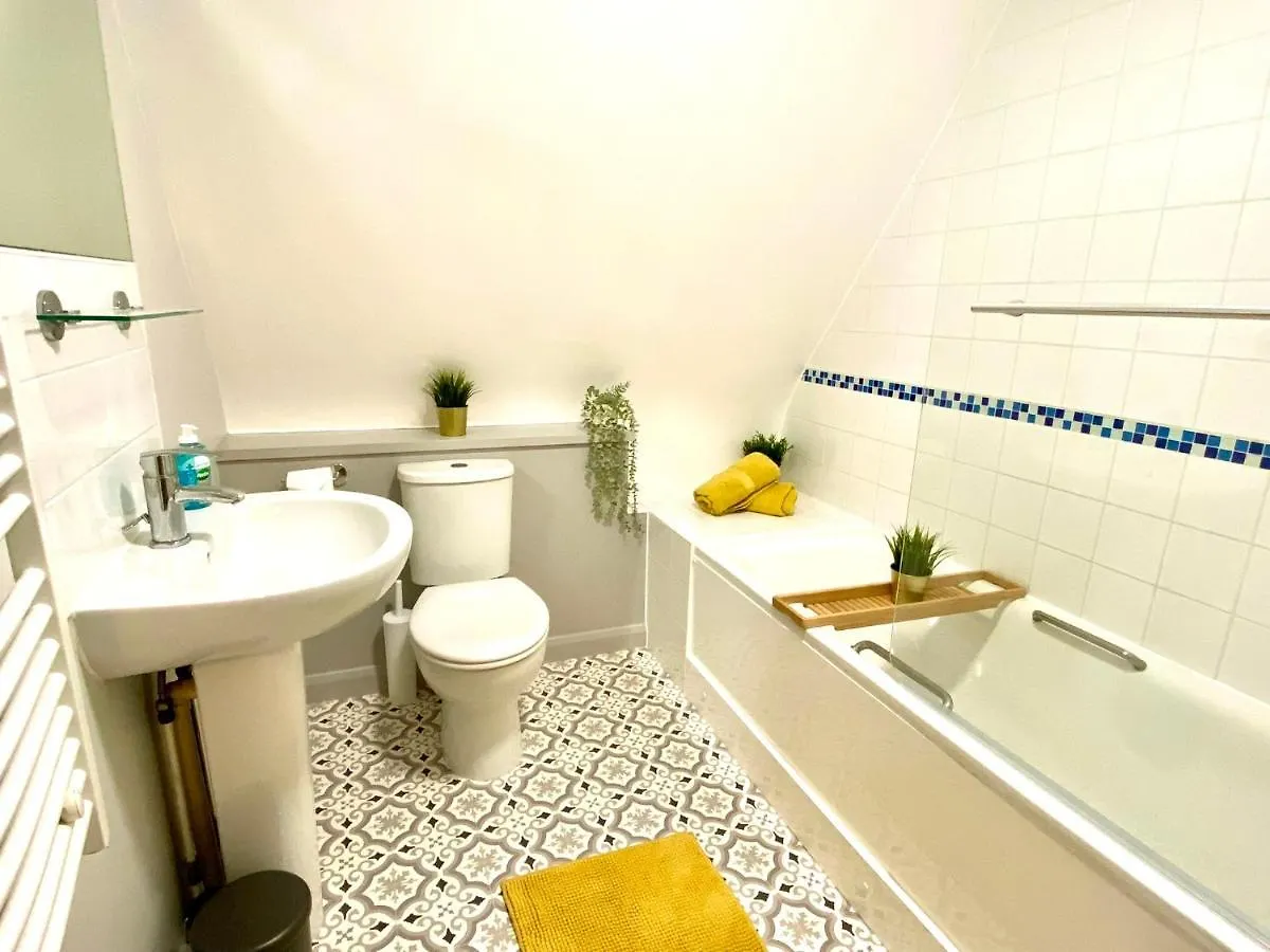 Stylish Beachside Haven: 2-Bedroom Apartment Near Bournemouth