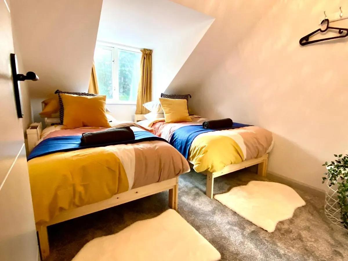 Stylish Beachside Haven: 2-Bedroom Apartment Near Bournemouth United Kingdom