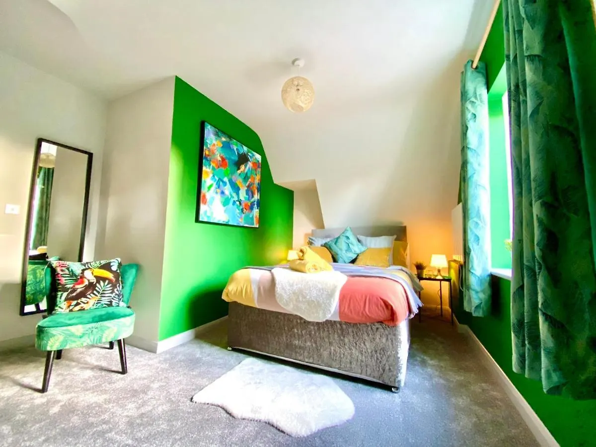Stylish Beachside Haven: 2-Bedroom Apartment Near Bournemouth