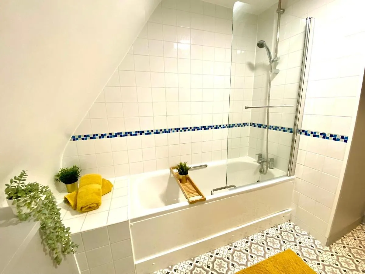 Stylish Beachside Haven: 2-Bedroom Apartment Near Bournemouth
