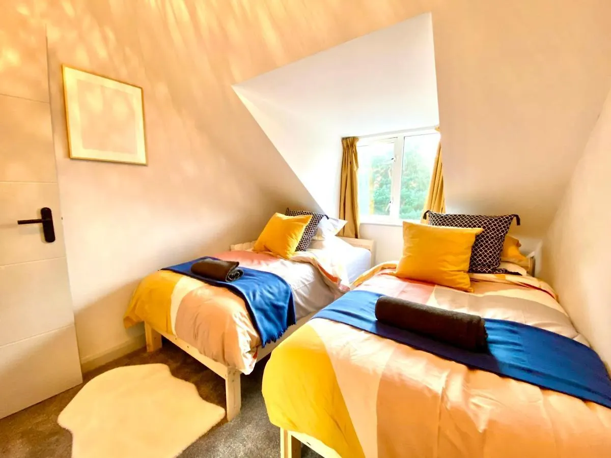 Stylish Beachside Haven: 2-Bedroom Apartment Near Bournemouth